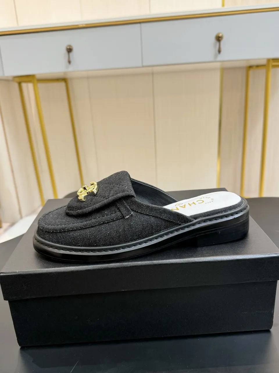 👟👟Ex-factory price 560👟👟 🔥🔥🔥Xiaoxiang official website synchronizes the high version of CHANEL 2025 Chanel top buckle exposed heel shoes, a must-have hot style for early spring, the goddess series, with the elegant and ladylike temperament of the fragrance family, super durable, irresistible, and exciting... ▪️The upper is imported sheepskin ▪️Inside imported sheep lining (same as the original) ▪️Original model opening, genuine leather outsole🇮🇹 ▪️Standard code 35- 41 42 Customized, non-returnable